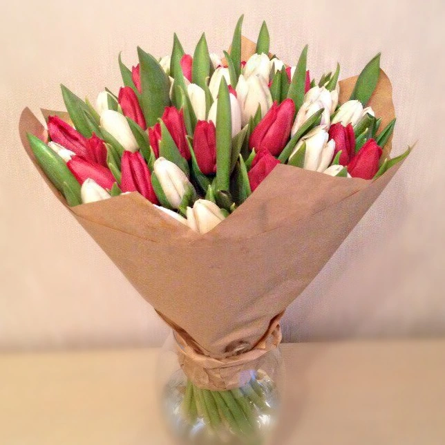 Букет из 49 тюльпанов в крафт бумаге – заказать в Красноярске в компании«Ромашково»