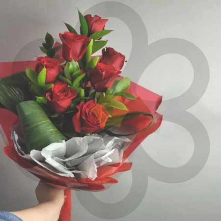 Каскадный букет из роз с аспидистрой в органзе за 4 500 - «Ромашково» в Красноярске