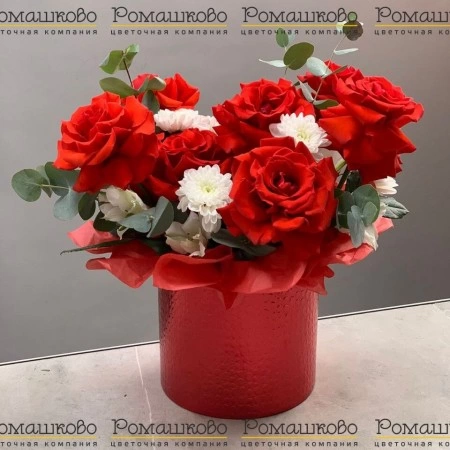 Шляпная коробка с розами «Королевский рубин» за 5 100 - «Ромашково» в Красноярске