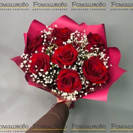 Букет из 7 красных роз с гипсофилой (50см) за 3 500 - «Ромашково» в Красноярске