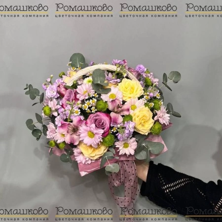 Корзина с цветами «Цветочный сюрприз» за 5 900 - «Ромашково» в Красноярске