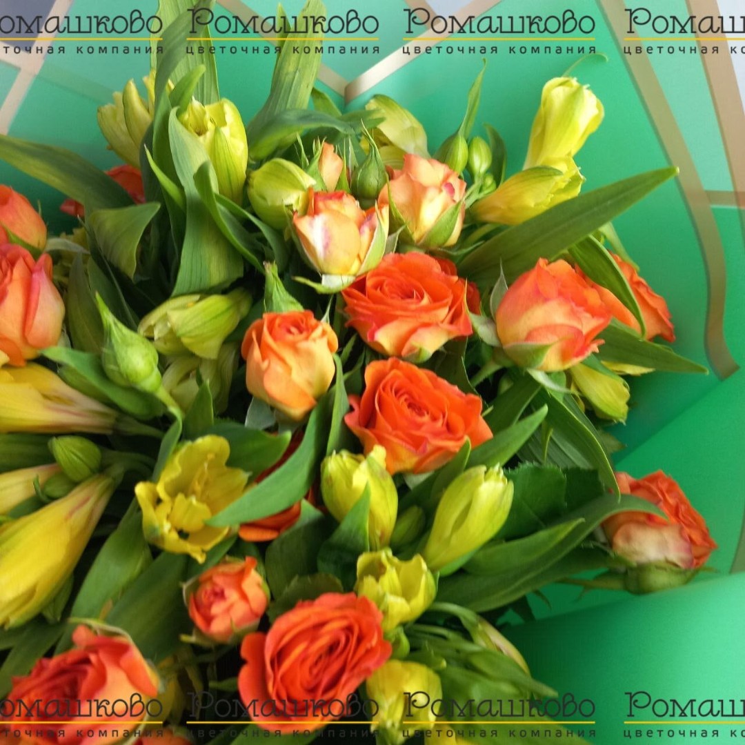 Букет из из кустовых роз «Золотая осень»