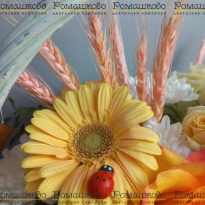 Превью Корзина с цветами «Жарким огнем»