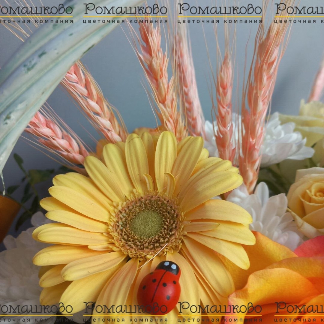 Корзина с цветами «Жарким огнем»