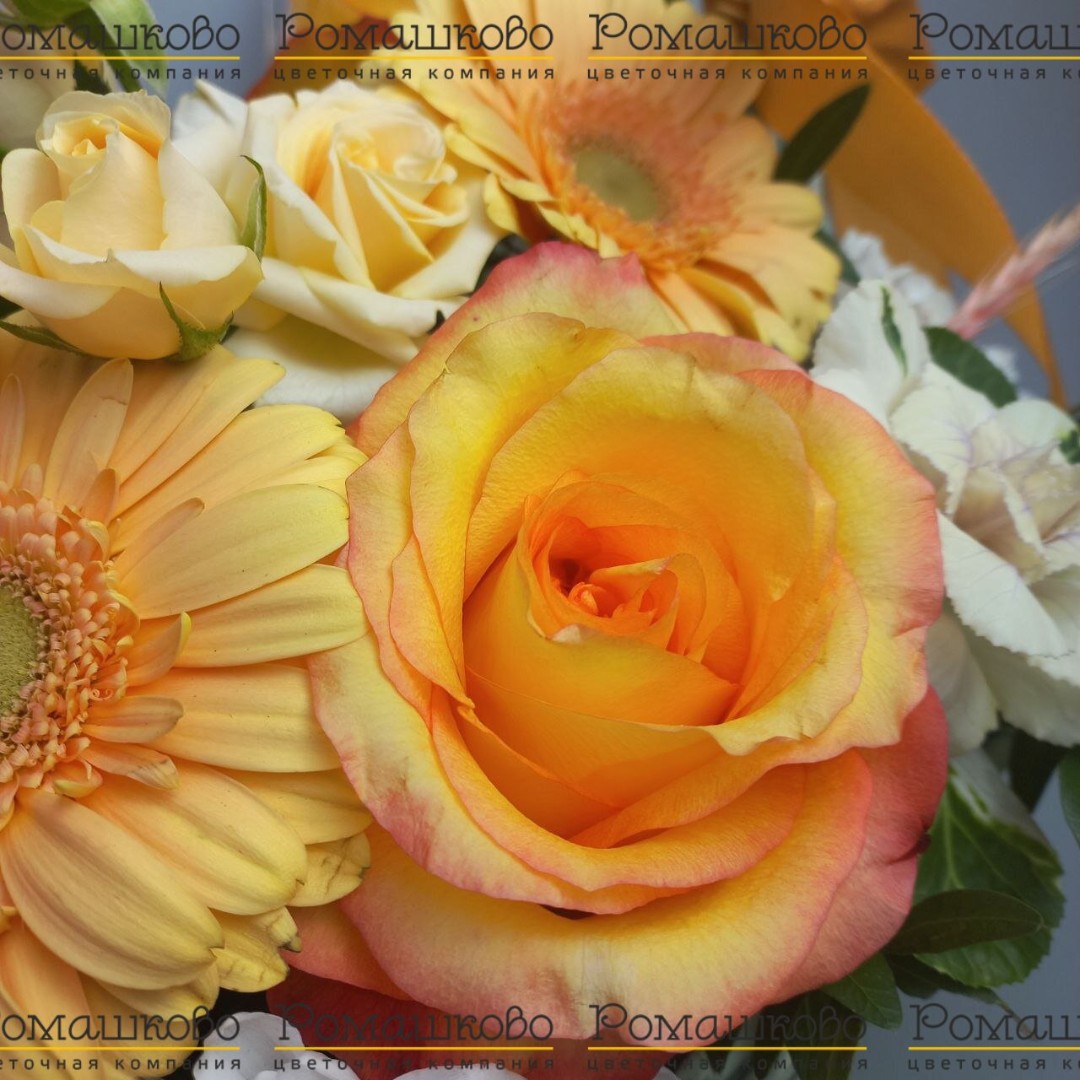 Корзина с цветами «Жарким огнем»