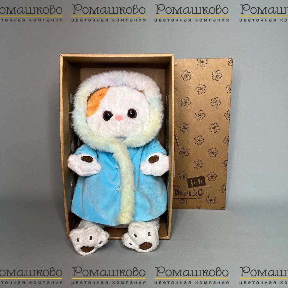 Лили в шубке с радужным мехом