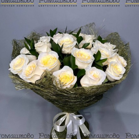 Букет из 25 пионовидных белых роз с зеленью за 8 350 - «Ромашково» в Красноярске