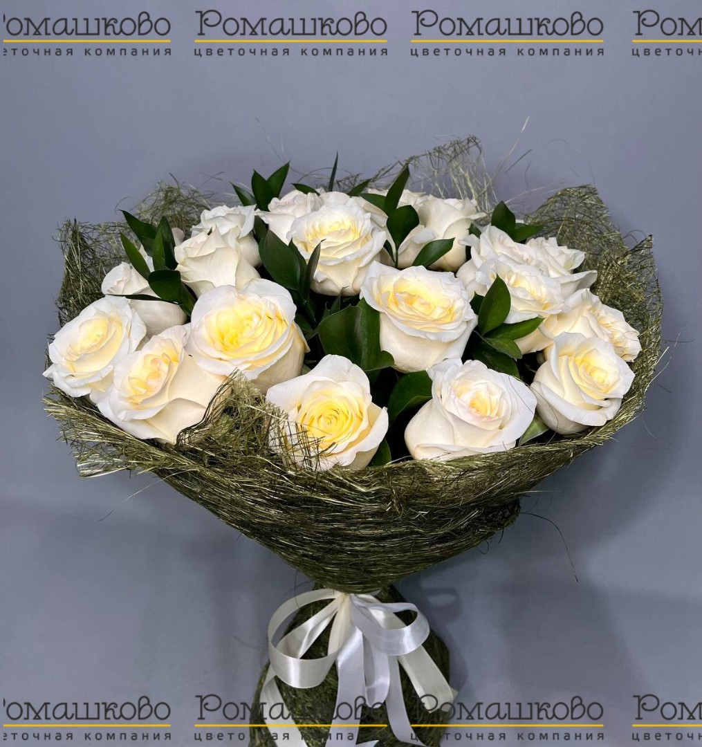 Букет из 25 пионовидных белых роз с зеленью
