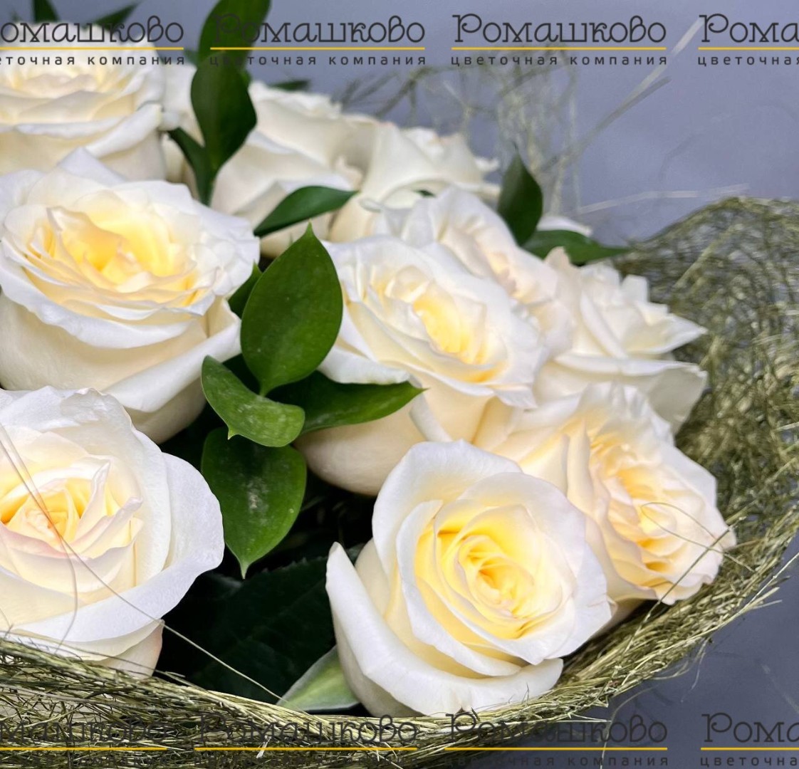 Букет из 25 пионовидных белых роз с зеленью