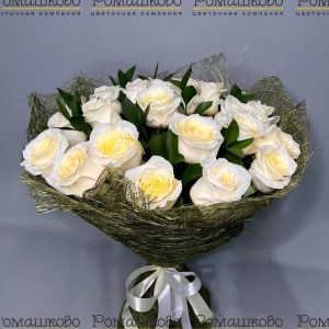 Превью Букет из 25 пионовидных белых роз с зеленью