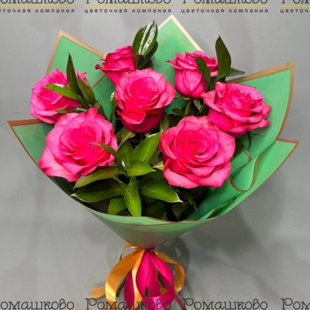 Семь роз с зеленью в ярком флизелине за 2 990 - «Ромашково» в Красноярске