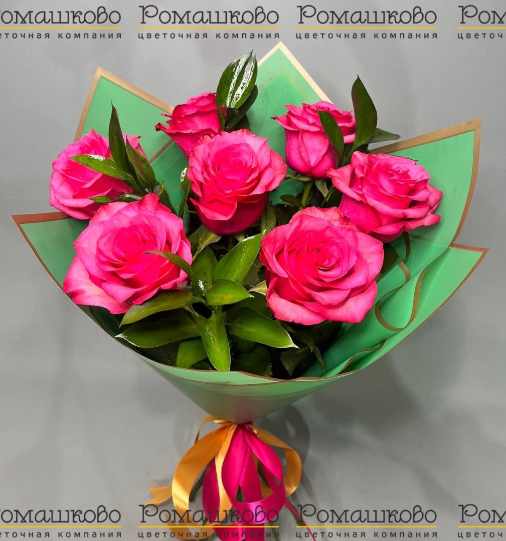 Семь роз с зеленью в ярком флизелине
