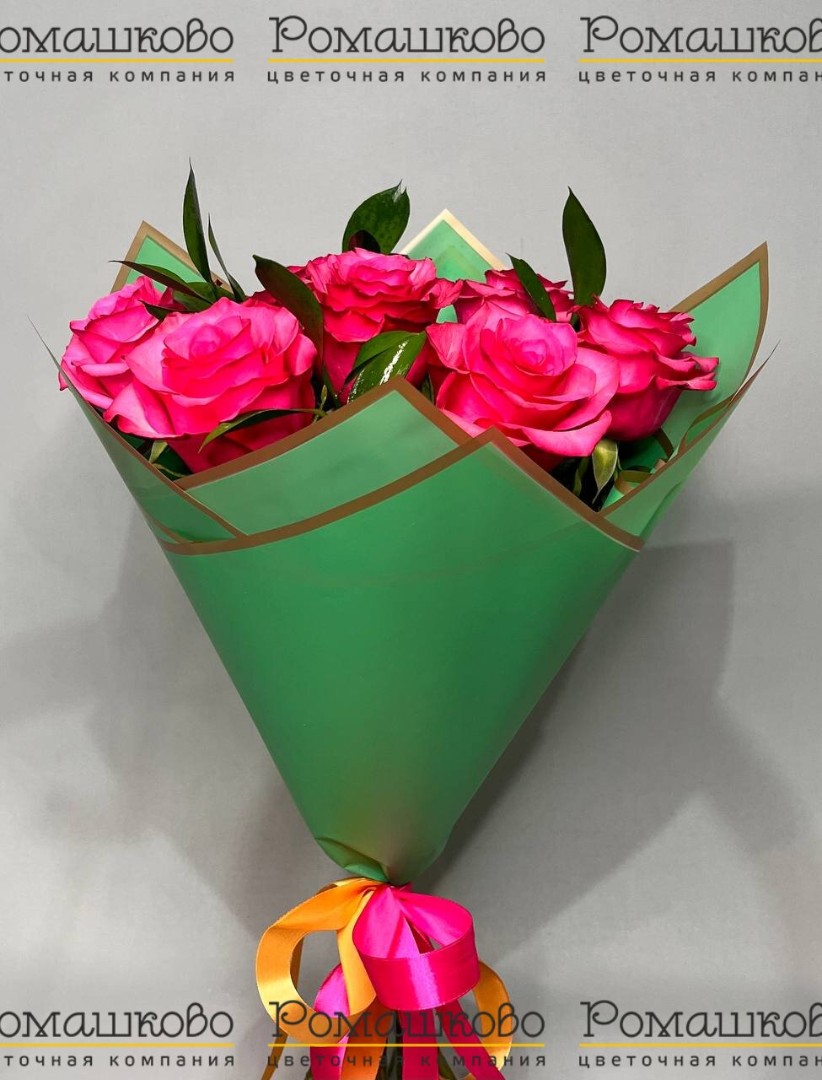 Семь роз с зеленью в ярком флизелине