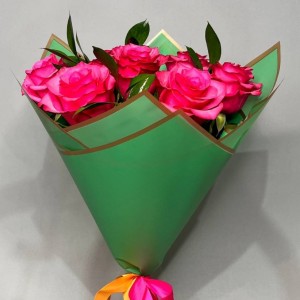 Превью Семь роз с зеленью в ярком флизелине