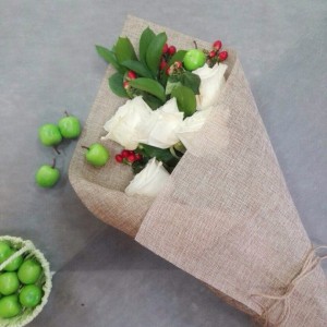 Превью Букет из 5 белых роз (Лён)