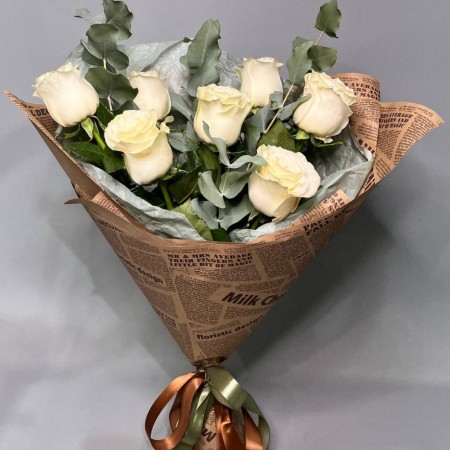 Букет из 7 белых роз в крафте за 3 050 - «Ромашково» в Красноярске
