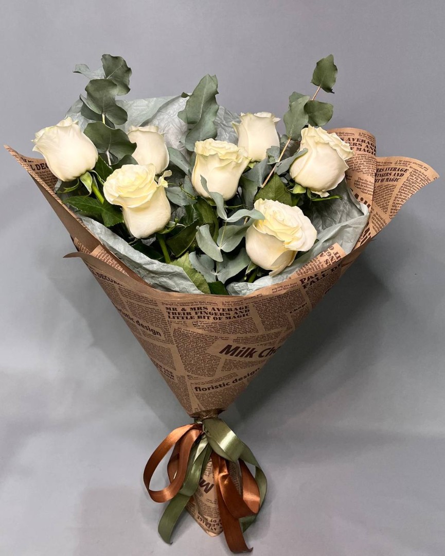 Букет из 7 белых роз в крафте