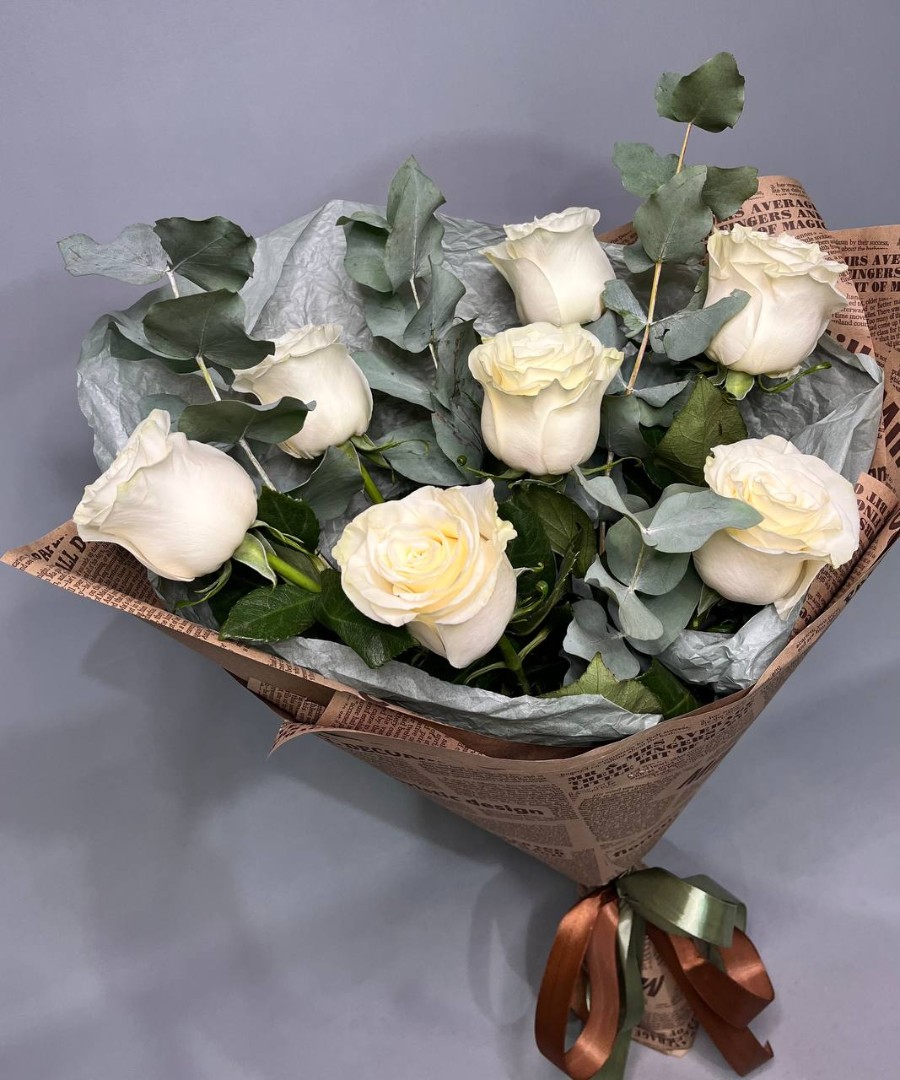 Букет из 7 белых роз в крафте