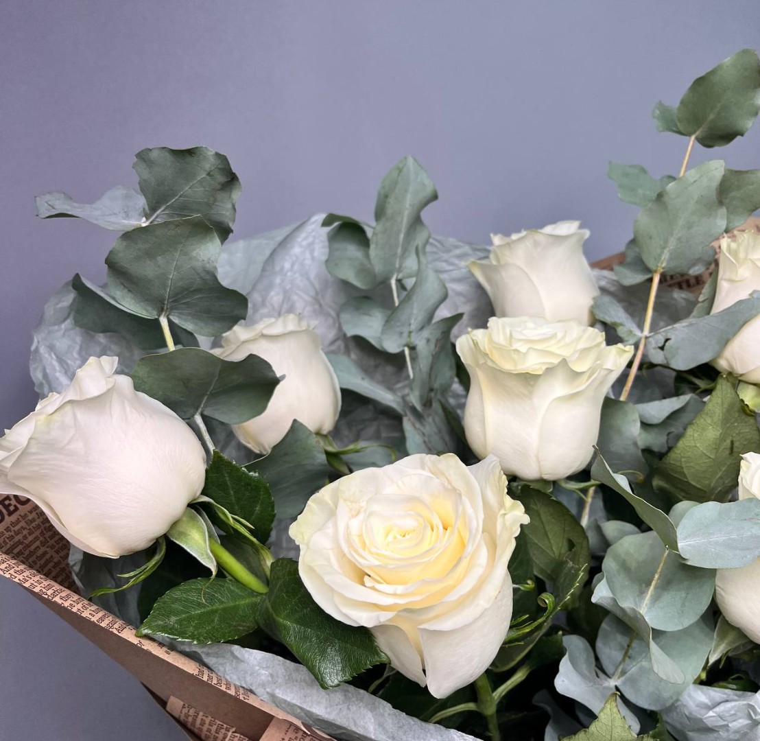 Букет из 7 белых роз в крафте