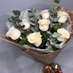 Превью Букет из 7 белых роз в крафте