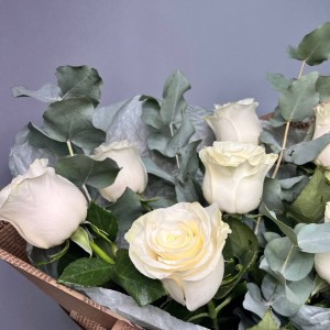 Превью Букет из 7 белых роз в крафте