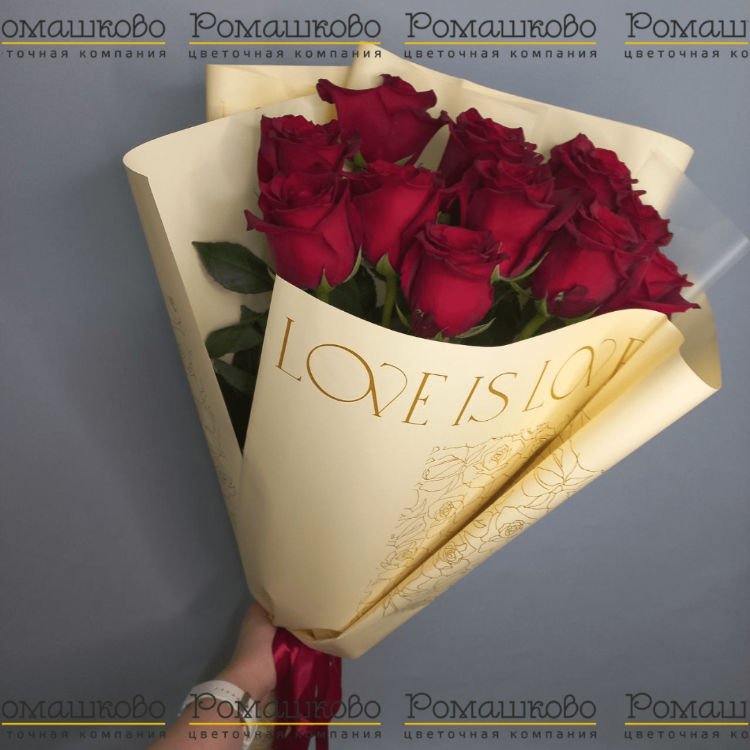 Букет из 11 бордовых роз в крафте
