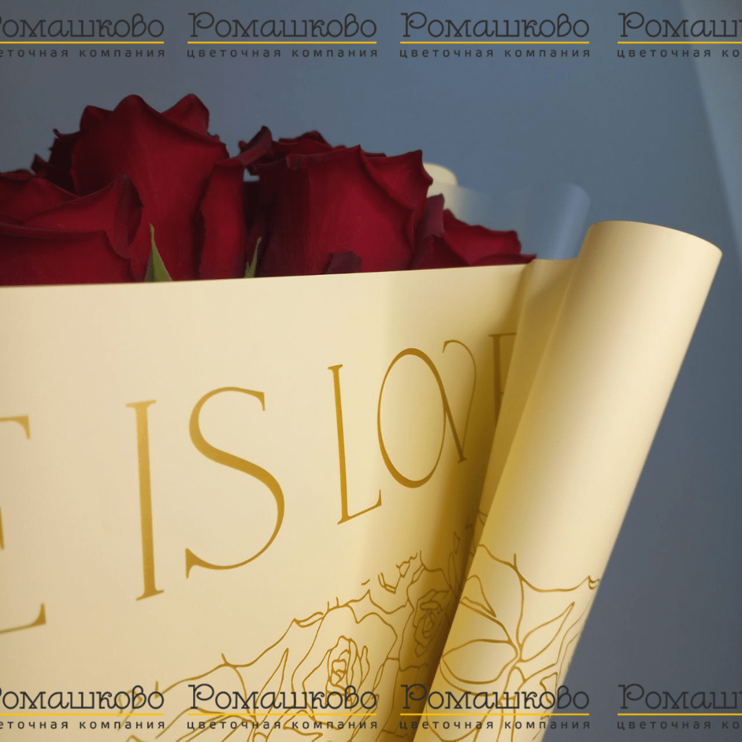 Букет из 11 бордовых роз в крафте