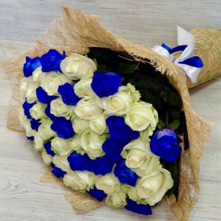 Букет из 51 сине-белой розы (70 см) за 21 290 - «Ромашково» в Красноярске