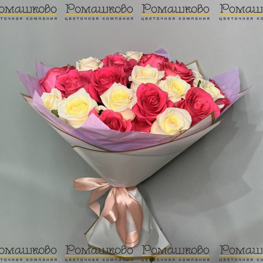 Букет из 31 бело-розовой розы (50 см)