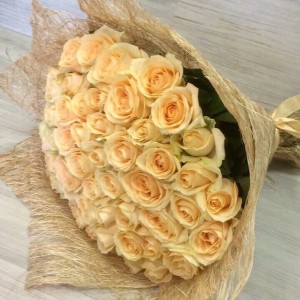 Превью Букет из 51 кремовой розы (50см)