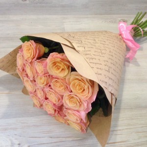 Превью Букет из 19 роз (50см)