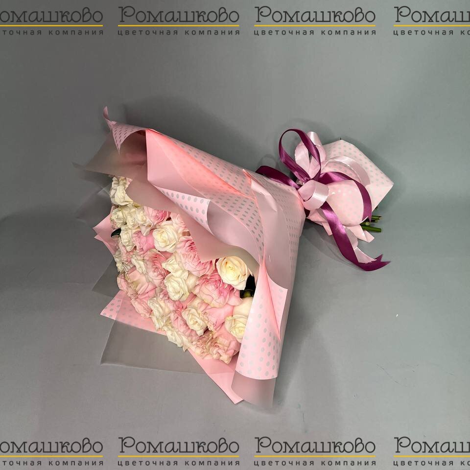 Букет из 51 бело-розовой розы (50см)