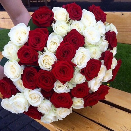 Букет из 51 красно-белой розы (50см) за 15 980 - «Ромашково» в Красноярске