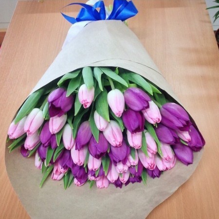 Букет микс из 49 тюльпанов с синей лентой за 9 270 - «Ромашково» в Красноярске