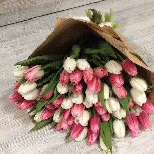 Превью Дуэт из 49 белых и розовых тюльпанов