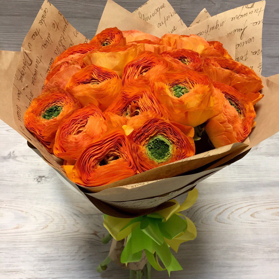 Букет из 19 оранжевых ранункулюсов