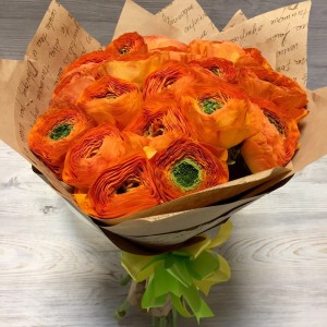 Превью Букет из 19 оранжевых ранункулюсов