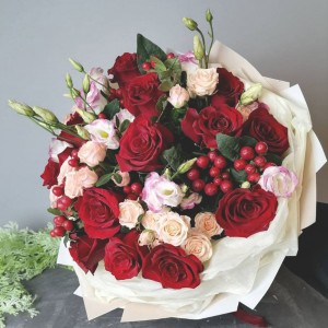 Превью Букет из роз с эустомой