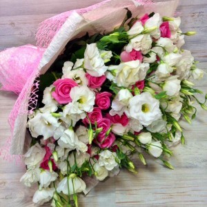 Превью Букет из роз роз с эустомой