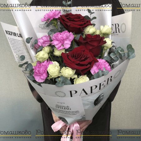 Каскадный букет из роз с диантусом