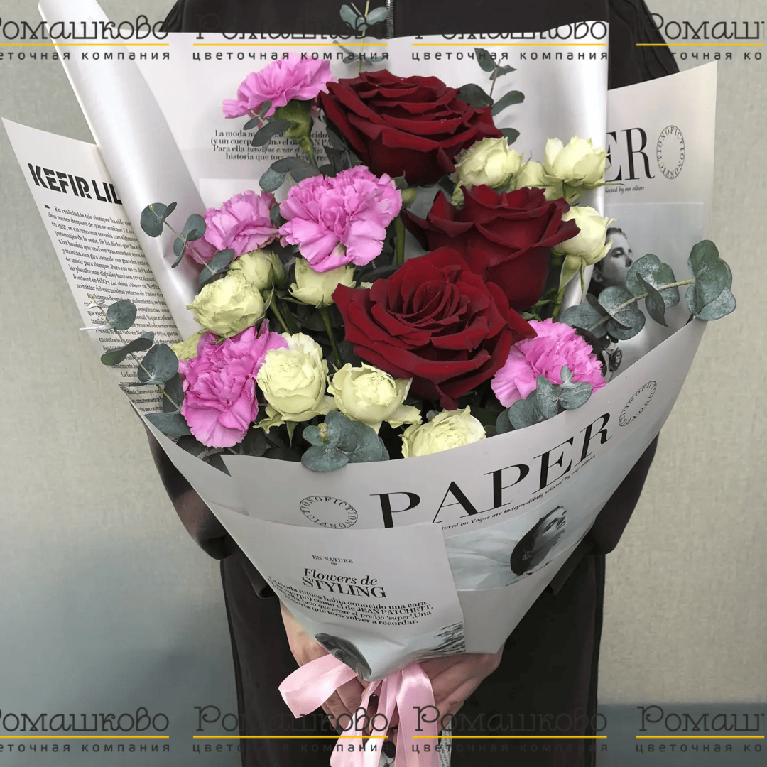 Каскадный букет из роз с диантусом