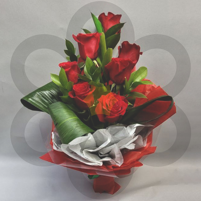 Каскадный букет из роз с аспидистрой в органзе