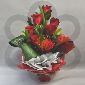 Превью Каскадный букет из роз с аспидистрой в органзе