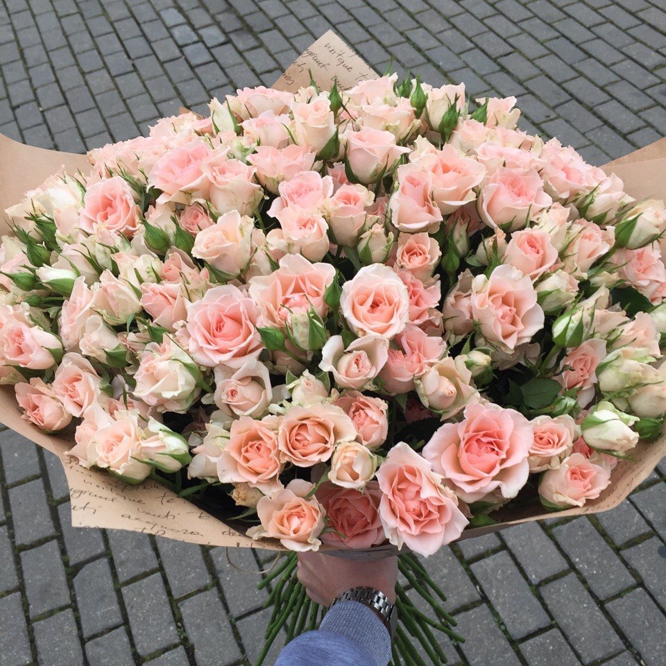39 нежно-розовых кустовых роз