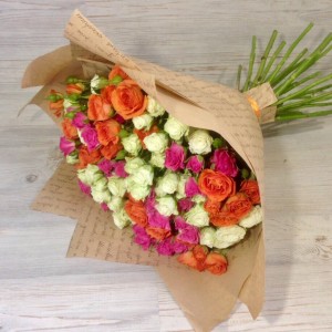 Превью Букет из 29 необыкновенных кустовых роз