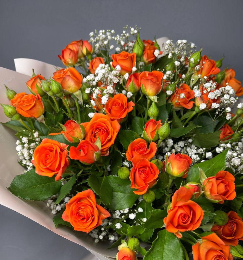 Букет из 11 оранжевых кустовых роз