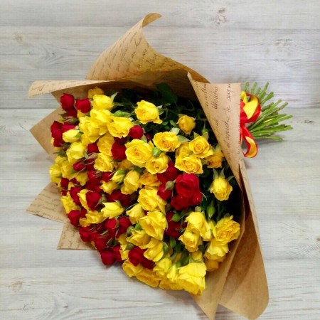 Букет из 29 желто-красных кустовых роз за 9 500 - «Ромашково» в Красноярске