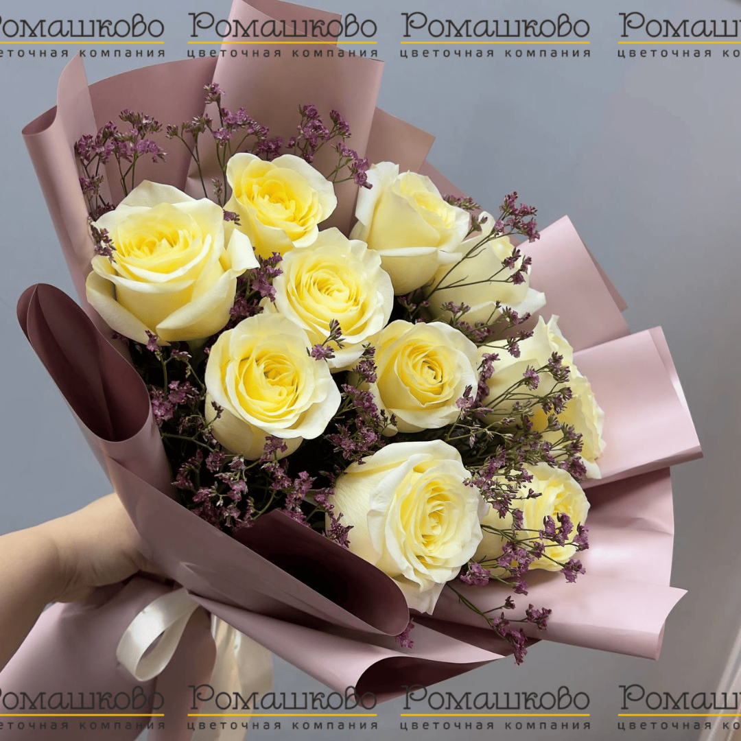 Букет из 11 белых роз и лимониума