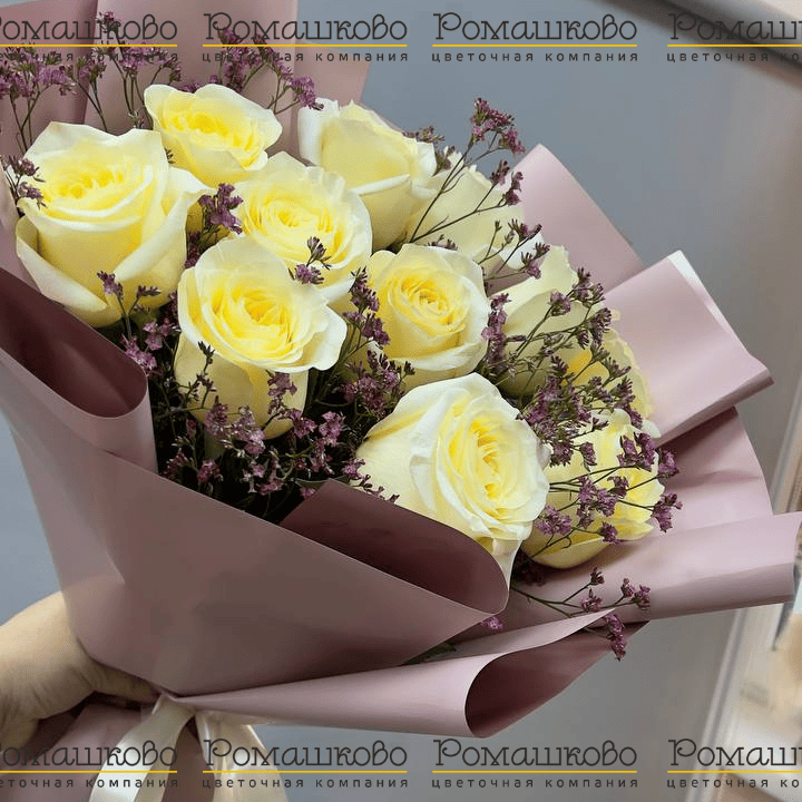 Букет из 11 белых роз и лимониума