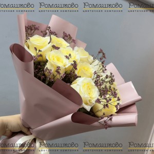 Превью Букет из 11 белых роз и лимониума